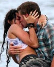 Make the Miley to kiss her lover romantically.